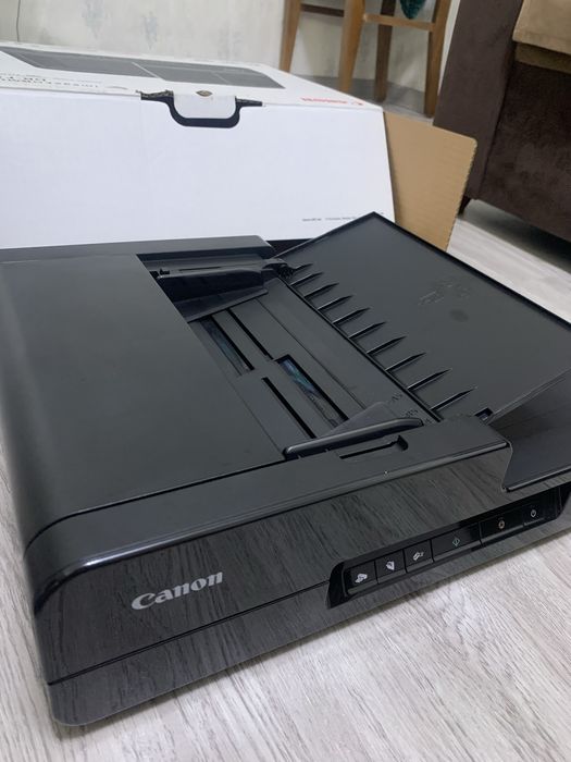 Это сканер документов Canon imageFORMULA DR-F120 черного цвета.