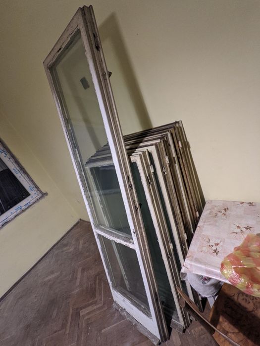 Подарява се стара свалена дървена дограма - 15 прозореца и 2 врати