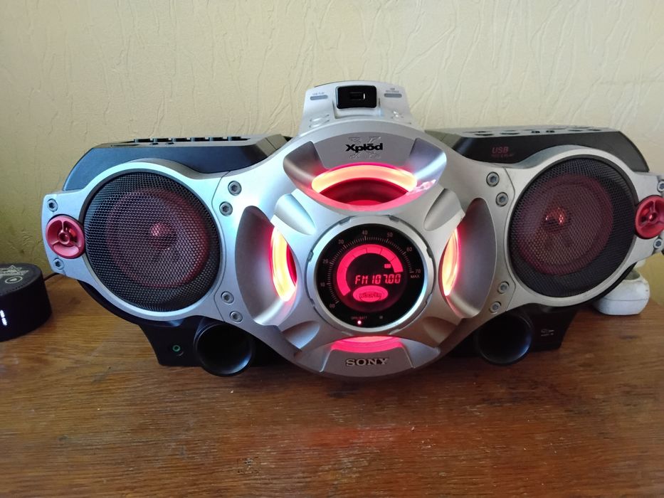 Продам магнитофон Sony Xplod.