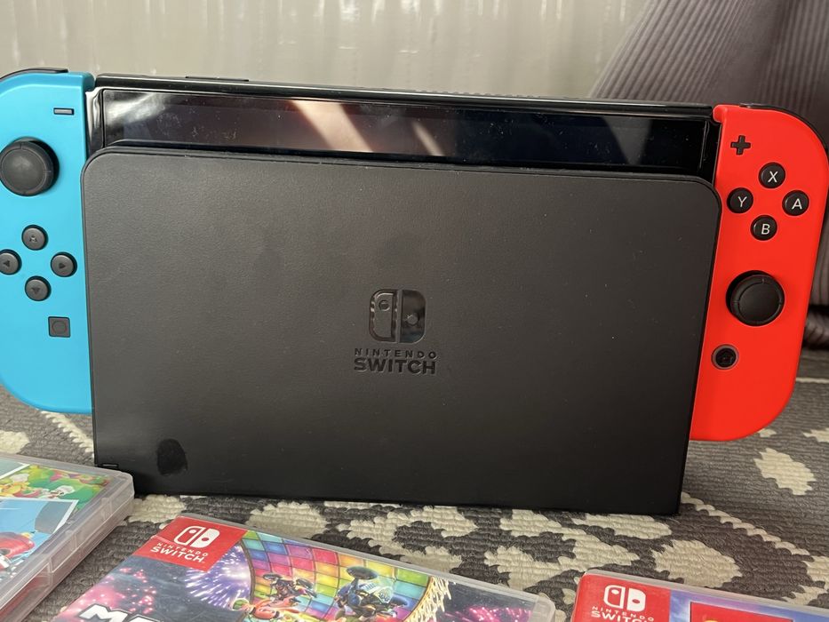 Vând Nintendo Switch oled + 9 jocuri, în stare foarte bună, bine întreținut, fără defecte, funcționează perfect.