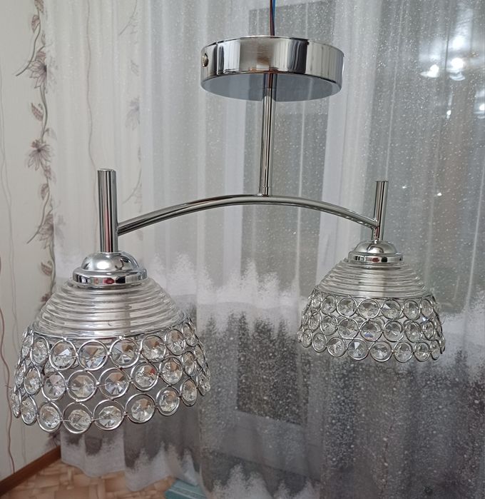 Продам б/у потолочную люстру
