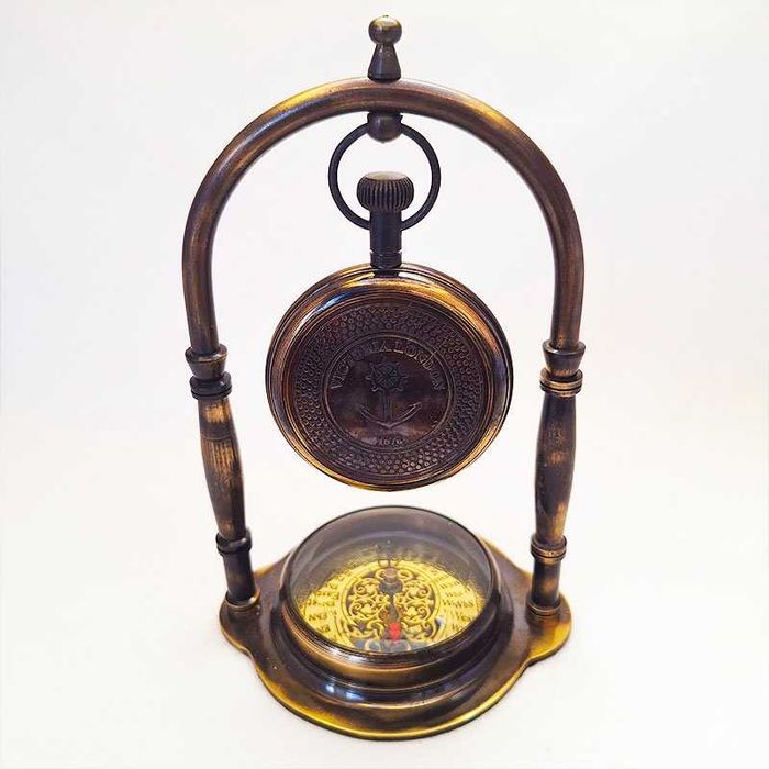 Настолен кварцов часовник с компас от бронз.