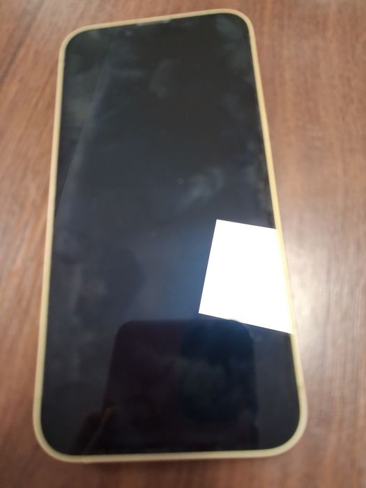 iPhone 14 auriu/mustar