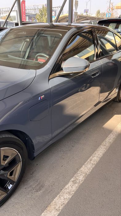 BMW i5 35L srochniy sotiladi