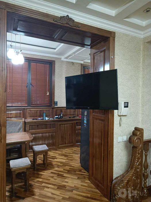 продается 4 комнатная квартира 1 этаж 100 кв. метров в центре города