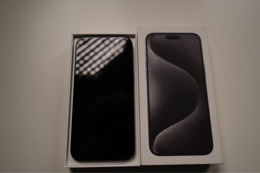 Apple iPhone 15 Pro Max, 256 GB, 5G, titan negru in stare excelenta