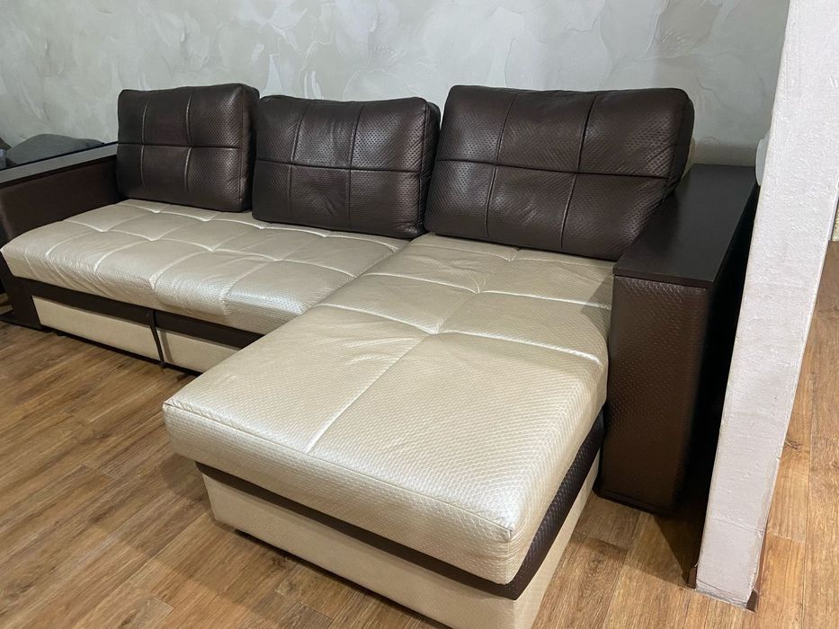 Продам диван угловой.