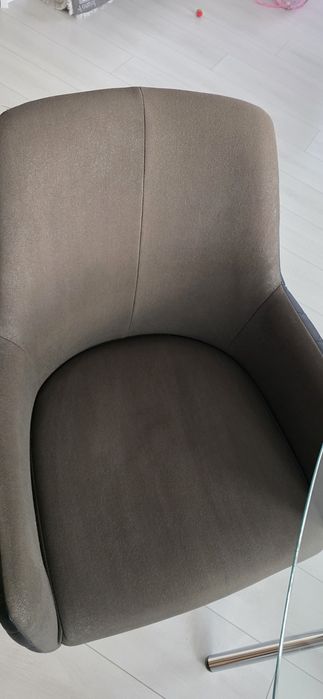 Scaune cu brațe moderne (4 bucăți) – stare perfectă