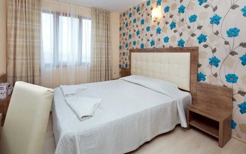 Дава се под наем Тристаен апартамент в Бургас, Център - 98 кв.м за 250 € - Снимка #2