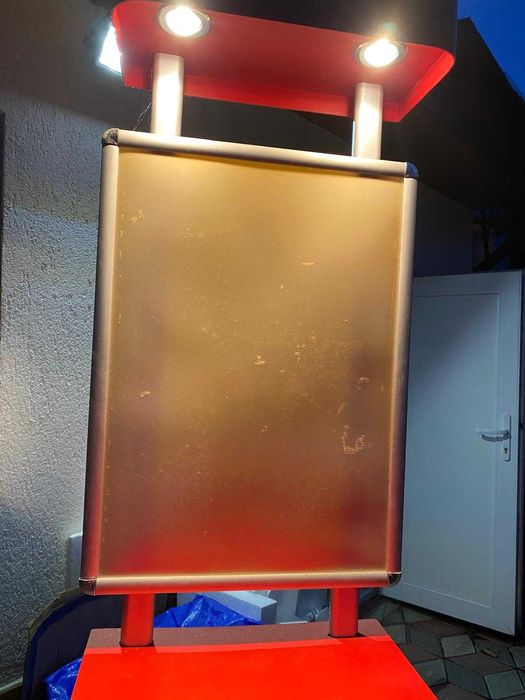 Panou stand de prezentare produse cu lumina