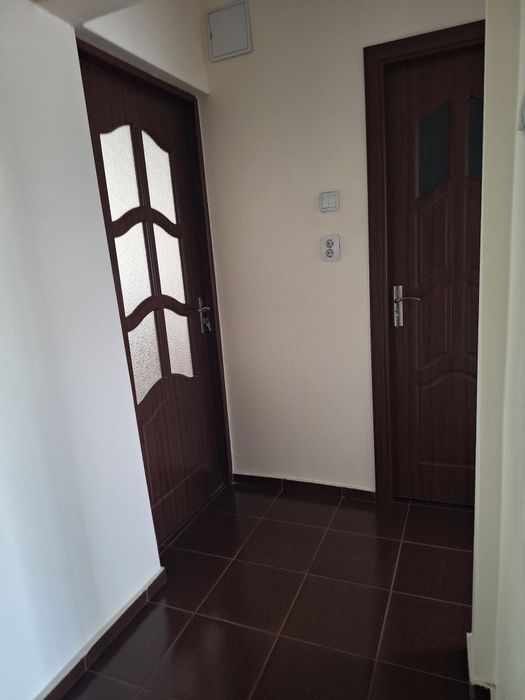 Închiriez apartament cu doua camere,in zona centrala.