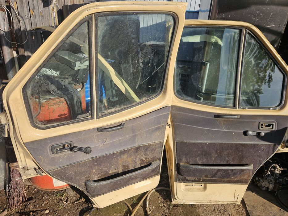 Usa  capotă  grilă faruri pompă  de injecție  si electromotor  Ford Transit 2,5 an 1994