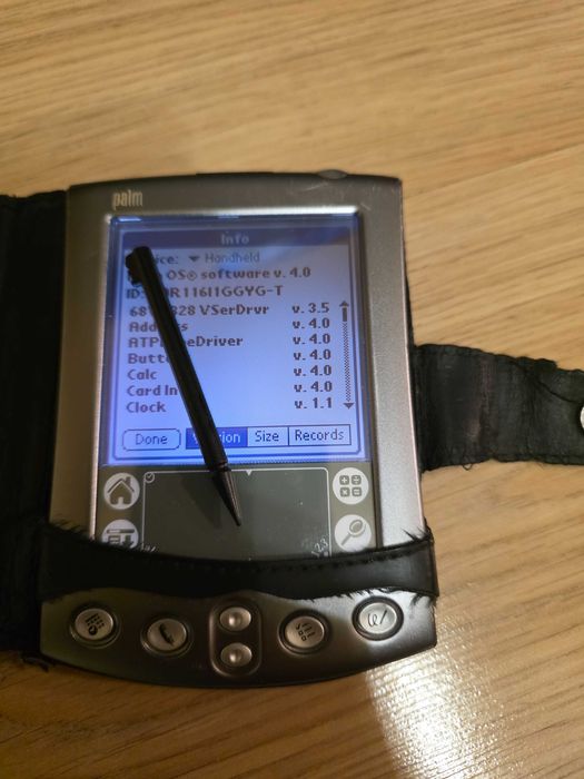 2 броя Palm джобни компютри.