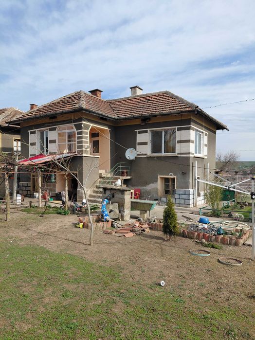 Двоетажна Къшта 2 гаража къшта с бания геран и други построики