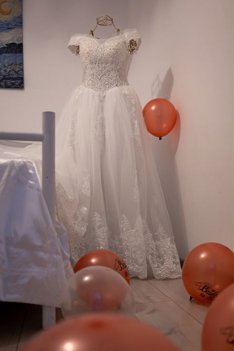 Rochie de mireasă superbă, purtată o singură dată – trenă lungă, dantelă & corset – București