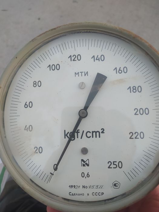 Продам 2 манометра срочно