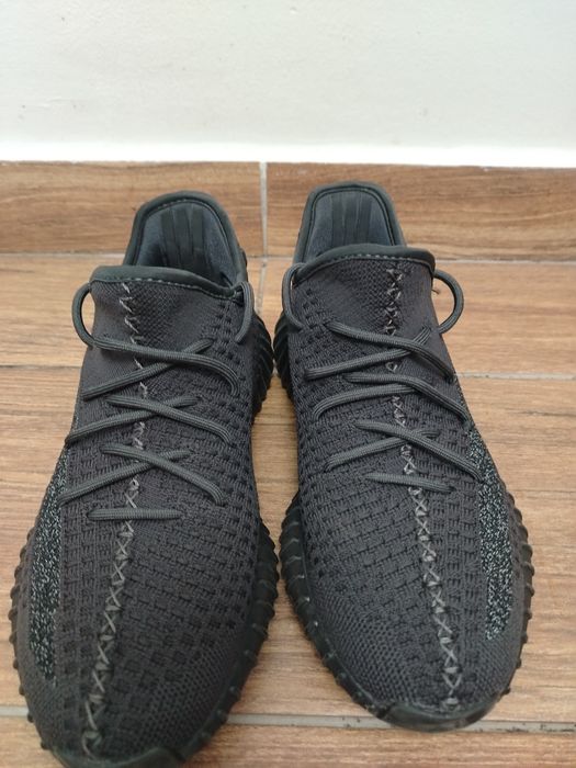 Vând pereche de yeezy.