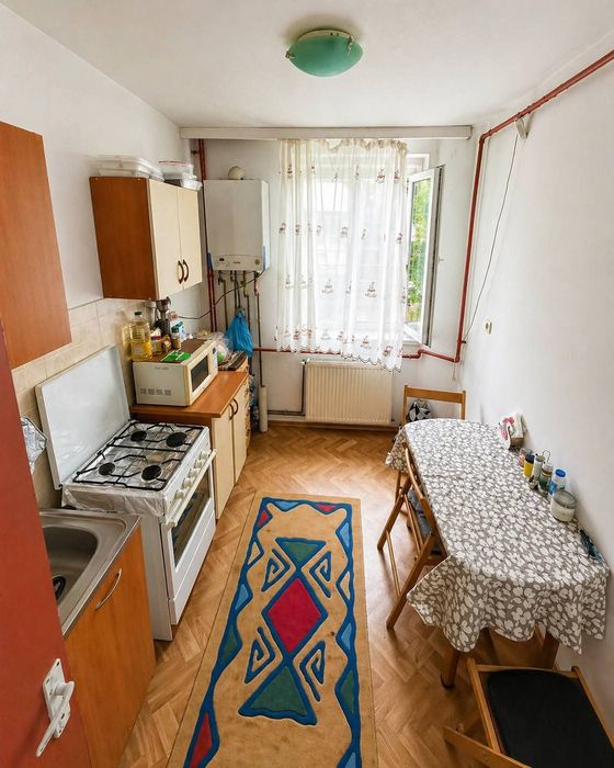 Vând apartament 2 came in centrul  orașului Pitești