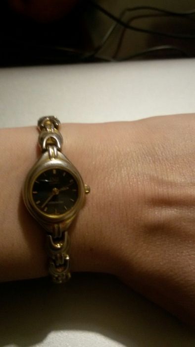 Дамски часовник гривна Q&Q