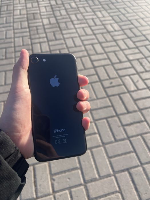 Продам айфон 8