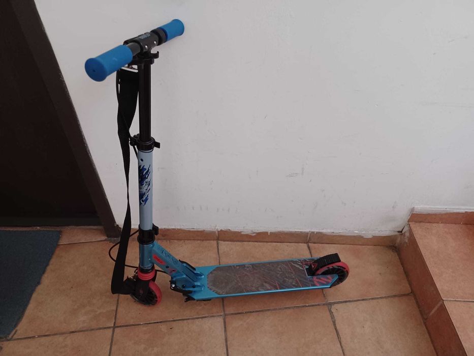 Vand trotinetă perfect functionala, Oxelo MID 5, pentru copii de 6-9 ani, pliabila si care are curea de purtat pe spate