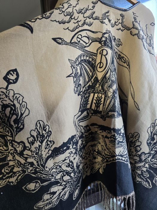 Стилни вълнени дамски шалове тип пончо