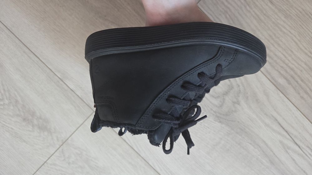 Продам детские ботинки Ecco