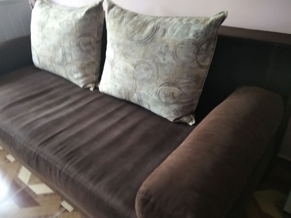 Продавамтриместен диван