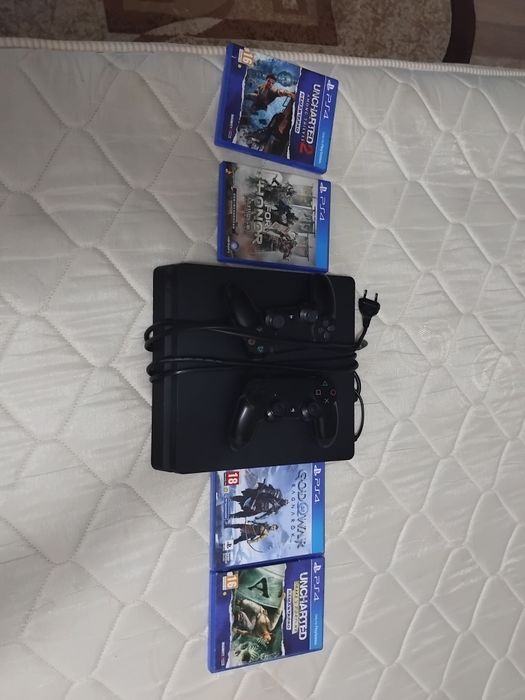 Vând PS 4 la mana a doua