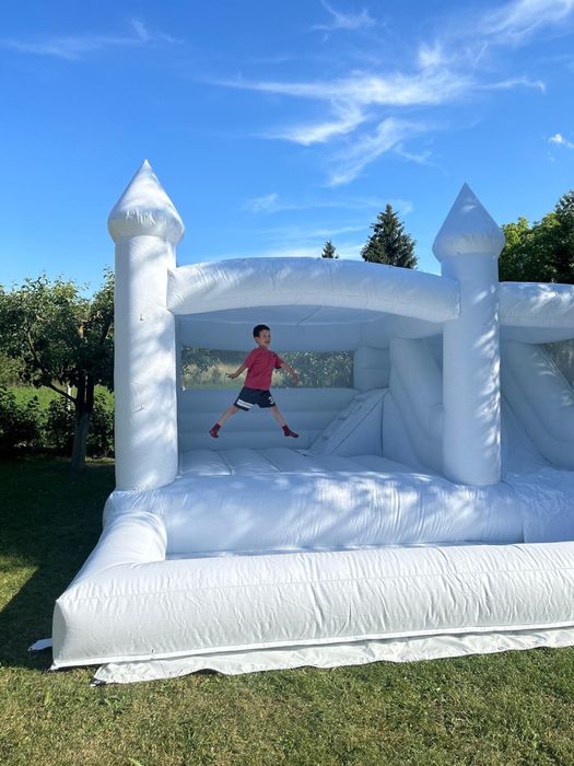 Castel Gonflabil Alb cu tobogan pentru Nuntă, Botez sau Evenimente | Cluj-Napoca