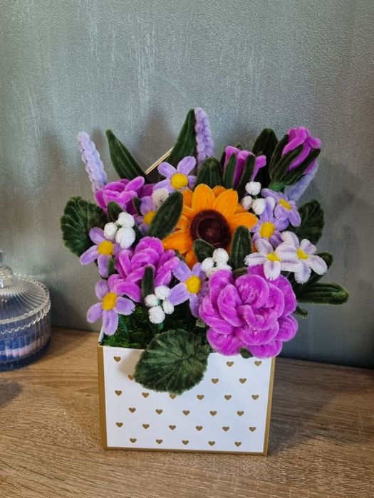 aranjamente florale handmade din sarma plusata (poza este doar de referinta, fiecare aranjament este creat dupa gustul clientului)