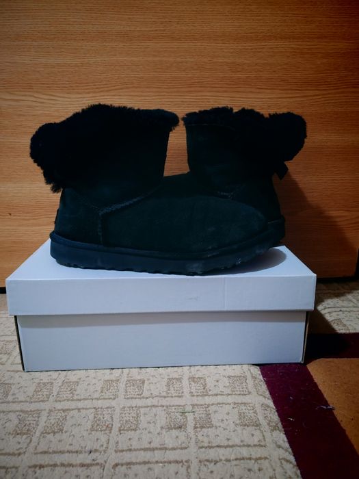 Vând ghetuțe UGG