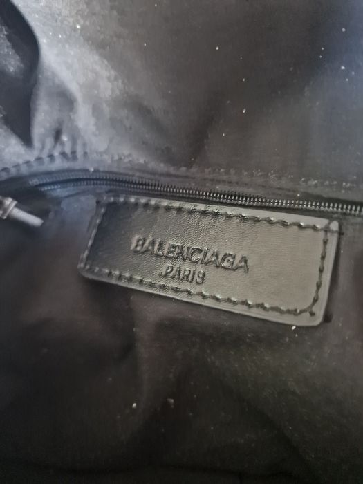 Ghiozdan Balenciaga purtat