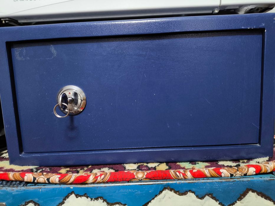 Сейф домашний для документов.