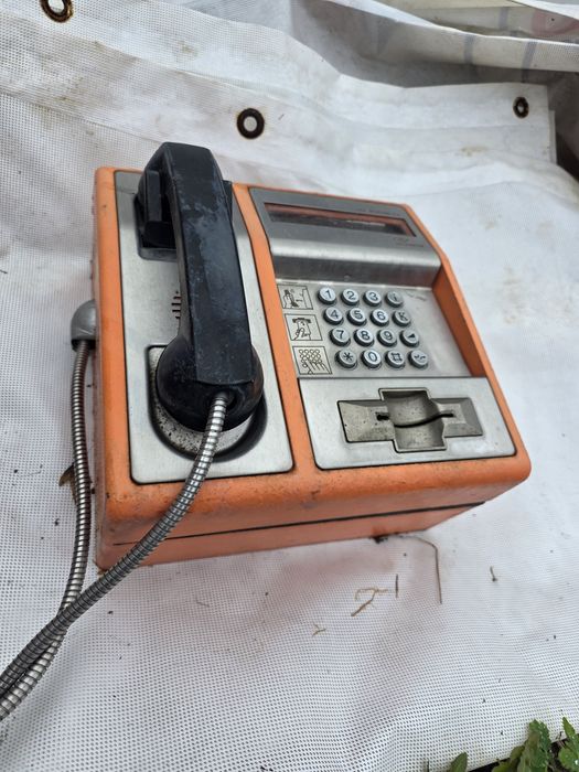 Telefon public vechi pentru colectionari