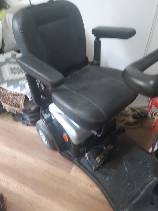 Caruț electric, pentru persoane cu handicap, aproape nou