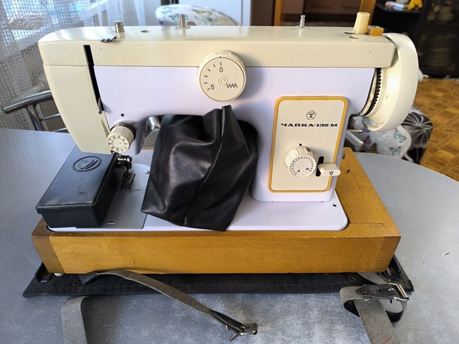 Машинка швейная электрическая