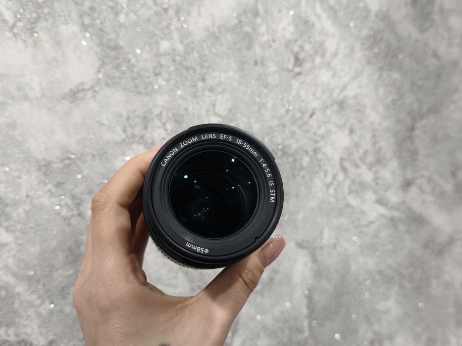 Продам фотокамеру Canon EOS 250D