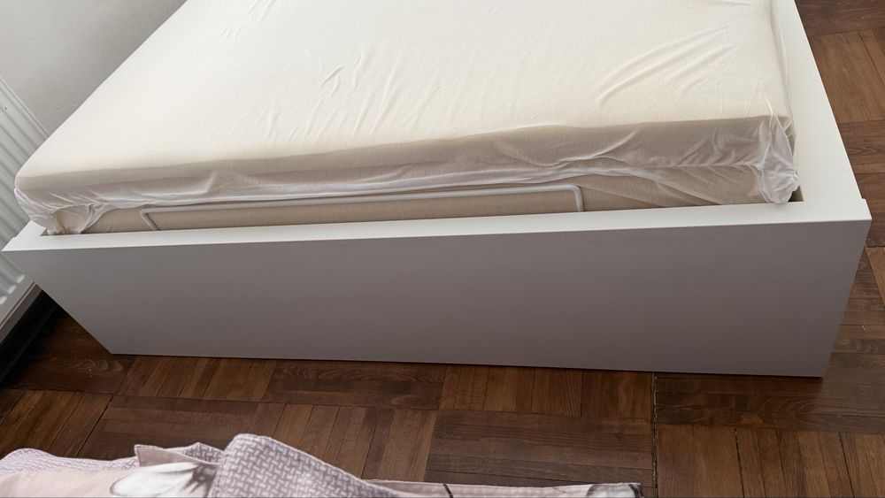 Pat cu saltea 210 cu 155cm