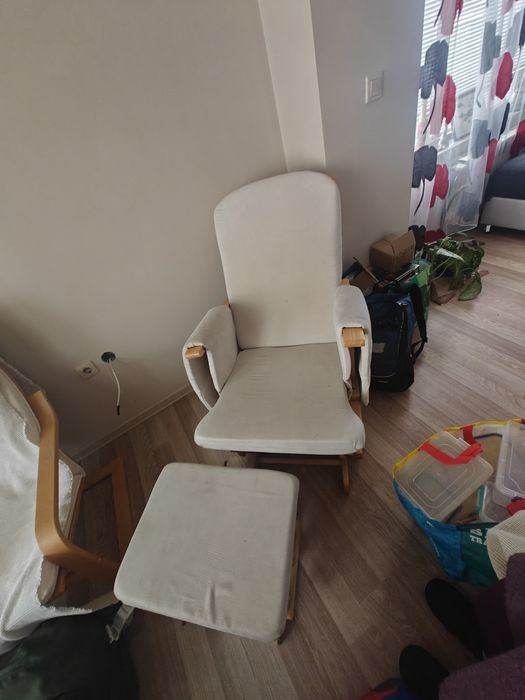 кресло с мека част и дървена рамка  и табуретка за крака