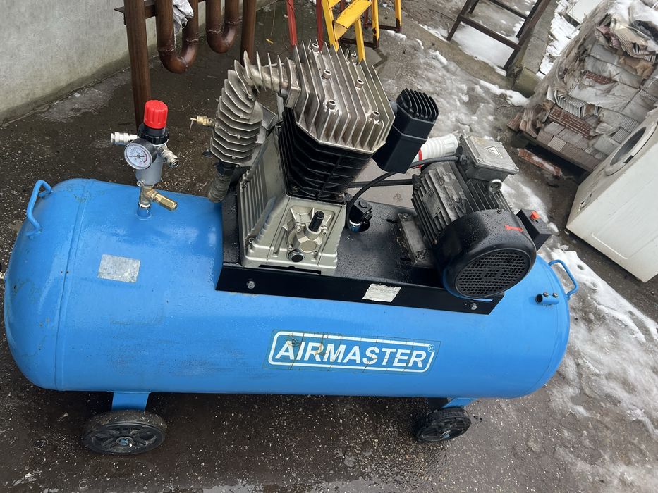 Compresor 300 l AIRMASTER cu piston 720/min cu 5,5 kw