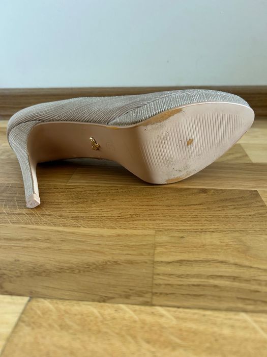 Златни обувки с ток