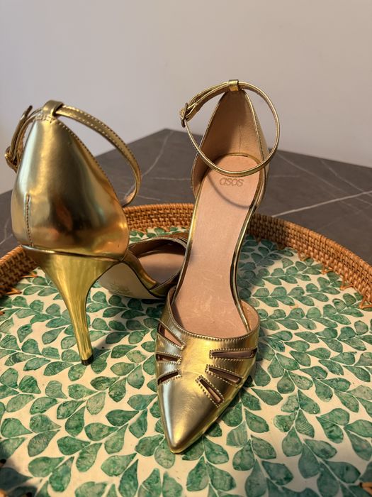 Pantofi eleganti aurii de super ocazie