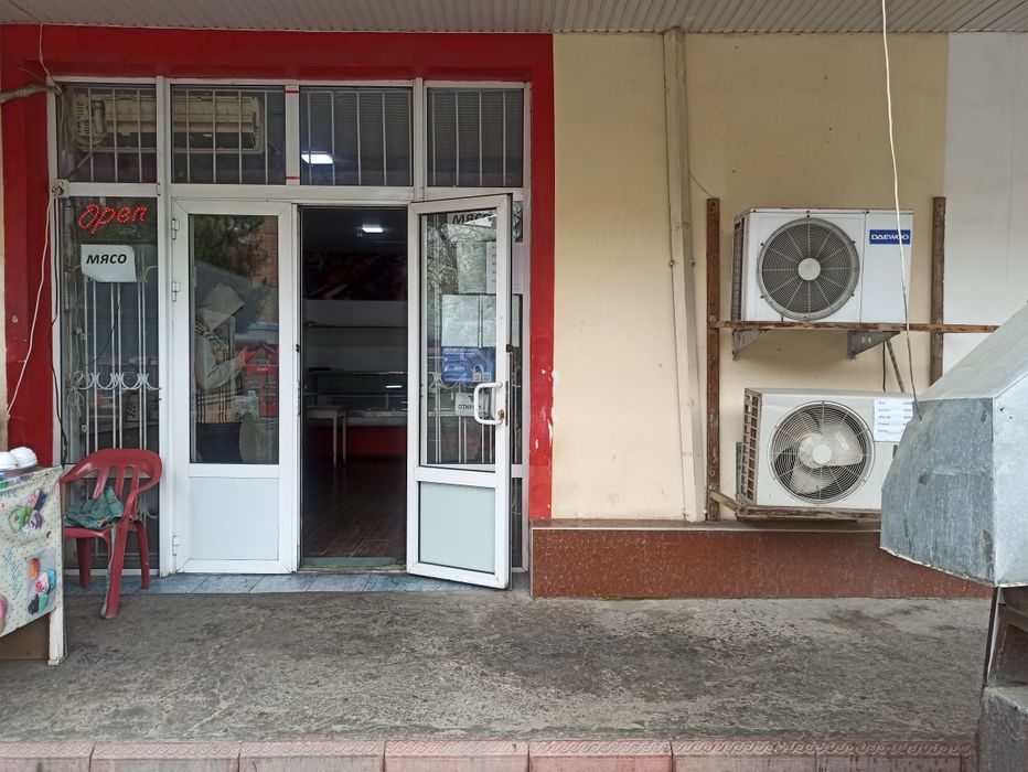 Аренда места для продажи куриного мяса или колбасных изделий и сыр.