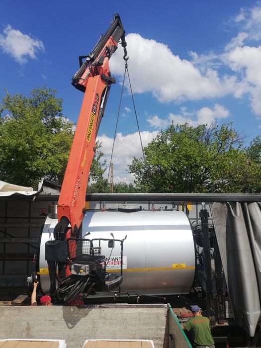 Transport camion cu macara