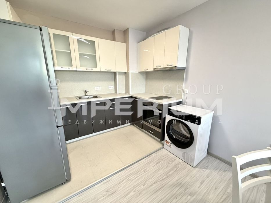 НОВ! Тристаен апартамент с ПАРКОМЯСТО под наем - Затворен комплекс в