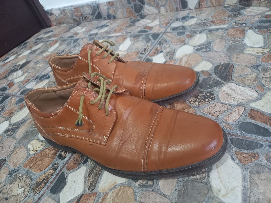 Pantofi din piele marca Vapiano nr 44 stare perfecta