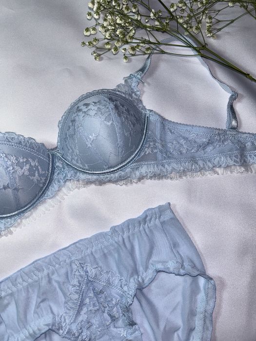 Женское нижнее белье (комлект бюстгалтер + трусики)