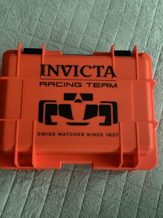 Invicta - стилен куфар за 8 броя часовници