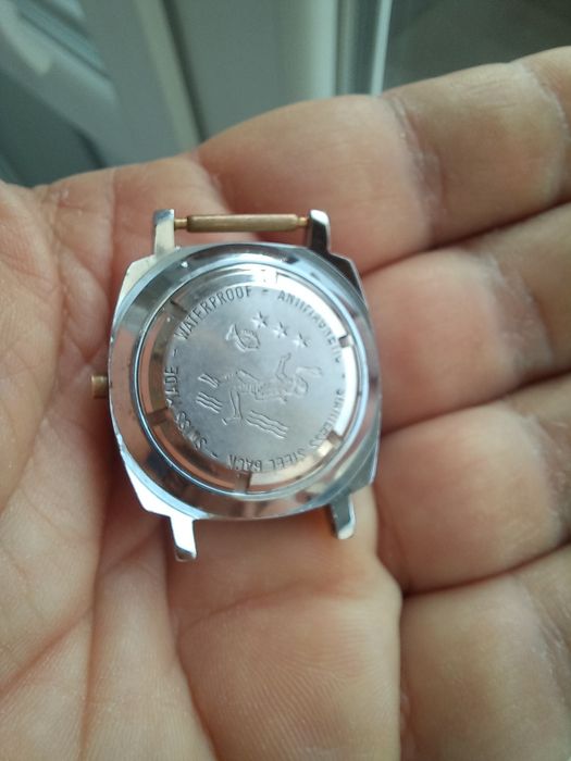 Часовник Revlon Swiss made